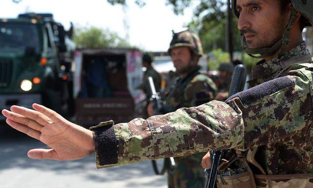 Archivbild eines afghanischen Soldaten an einem Checkpunkt in Jalalabad.