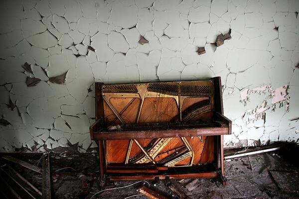 Ein Klavier verwahrlost im Kindergarten.