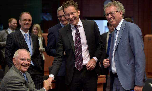  Der deutsche Finanzminister Schäuble (li.), sein Kollege aus Luxemburg, Gramegna (re.), und Eurogruppen-Chef Dijsselbloem: „Kein Schuldenschnitt“.