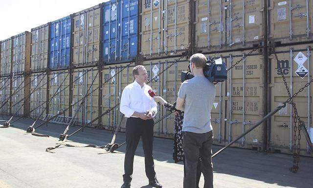 Archivbild von Dänemarks Außenminister Martin Lidegaard vor Containern mit dem confiszierten Giftgas aus Syrien.