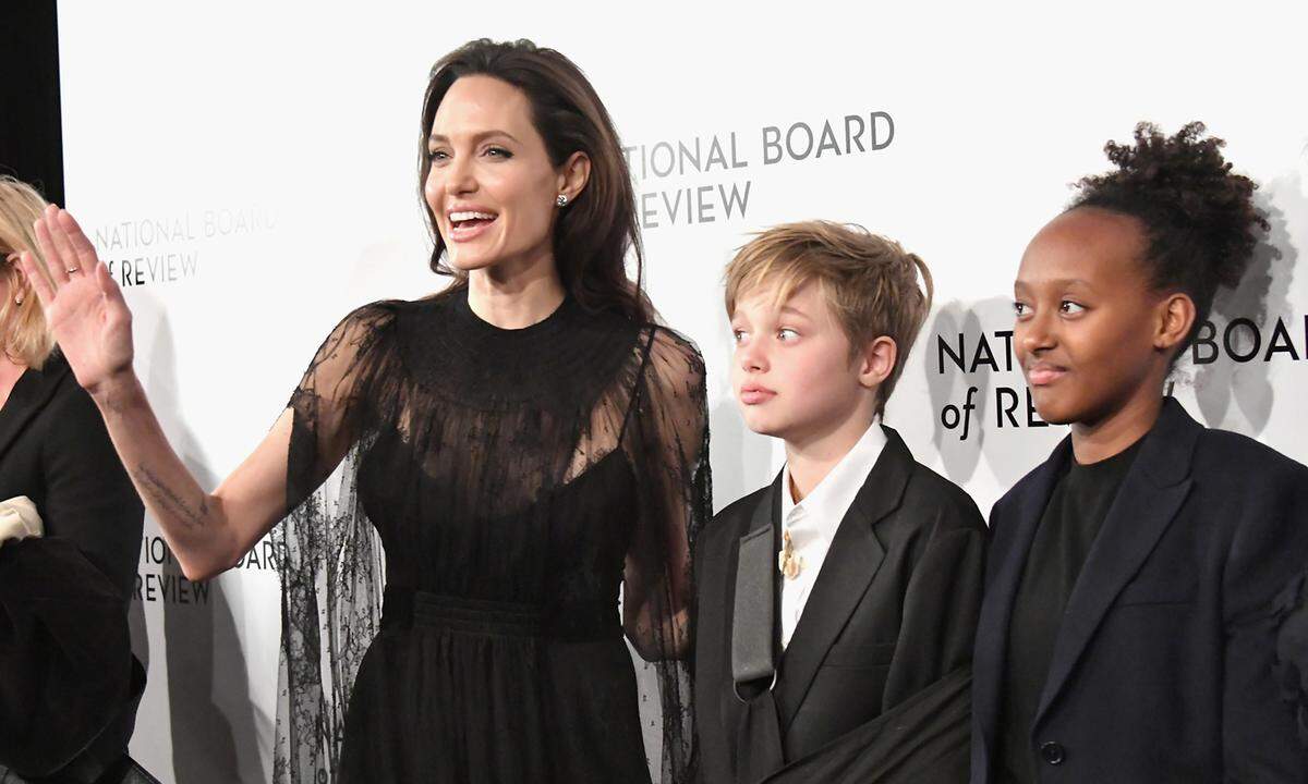 Noch ein Kind drauf legt Hollywoods ehemaliges Traumpaar, Brad Pitt und Angelina Jolie, die sich derzeit um ihre sechs Kinder einen Sorgerechtsstreit liefern. Maddox, Zahara und Pax wurden von den beiden adoptiert, Shiloh und die Zwillinge Knox und Vivienne sind leibliche Kinder.