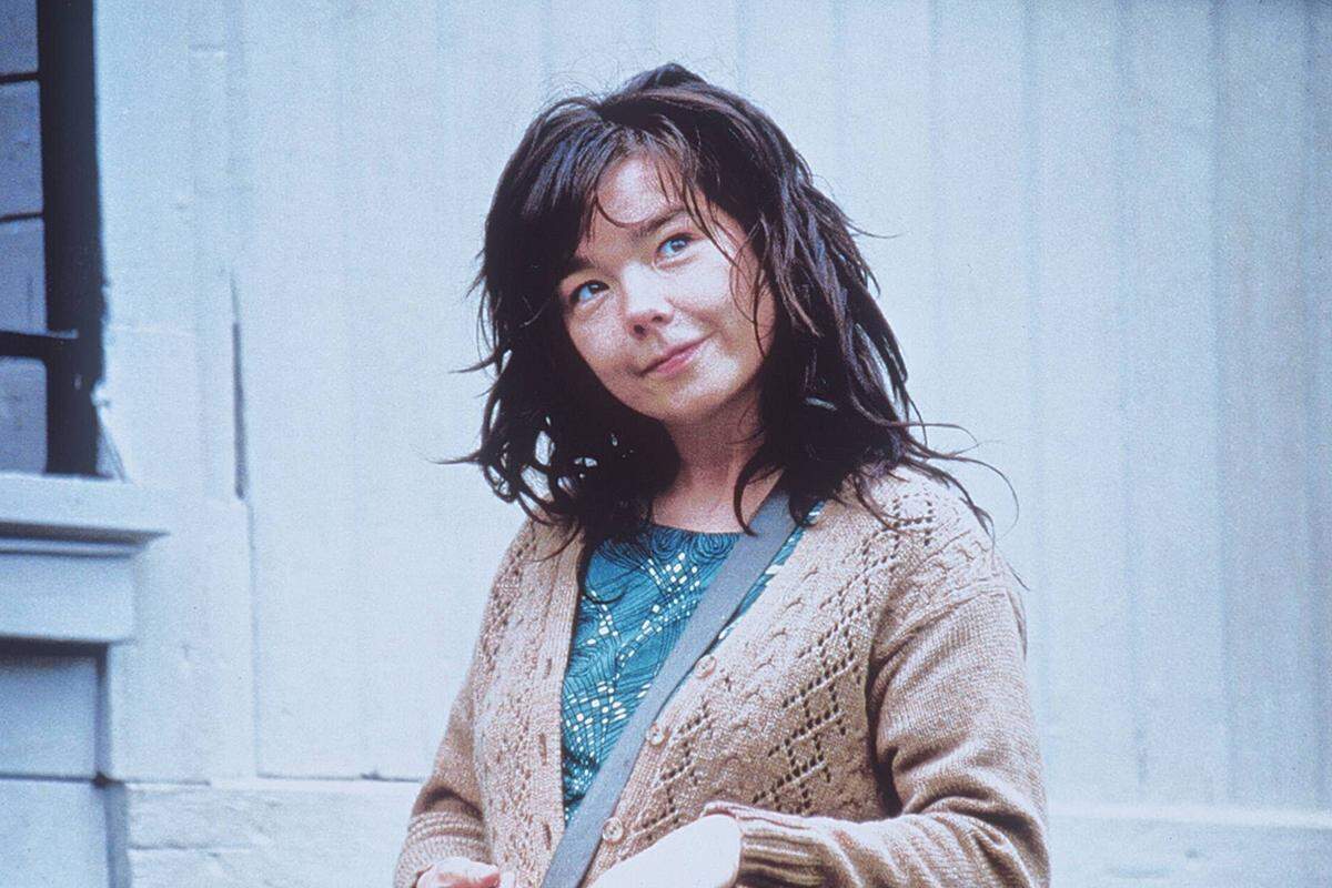 von Lars von Trier (Dänemark)  Das Melodram mit Pop-Star Björk als Fabrikarbeiterin, die zu erblinden droht und sich in Musical-Träume flüchtet, wurde mit 100 Digitalkameras gefilmt, damals ein Novum. Der Film bildet den Abschluss von Lars von Triers "Golden Heart Trilogy" (nach "Breaking the Waves" von 1996 und "Idioten" von 1998).