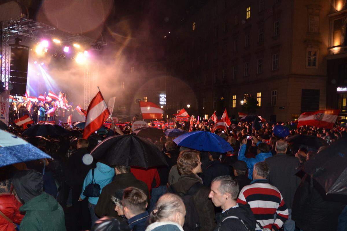 Während die FPÖ von 6000 Teilnehmern sprach, schätzte die Polizei die Anwesenden auf nur rund 500. Wie auch immer: Der Platz vor dem Haas Haus war voll.