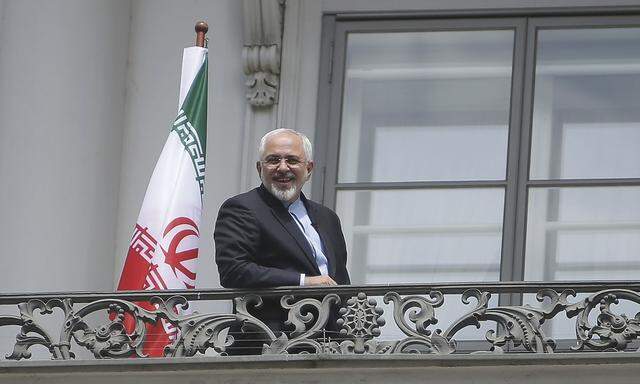 Irans Außenminister Mohamad Javad Zarif am Balkon des Palais Coburg in Wien während der Verhandlungen um das Atomabkommen im Jahr 2015.