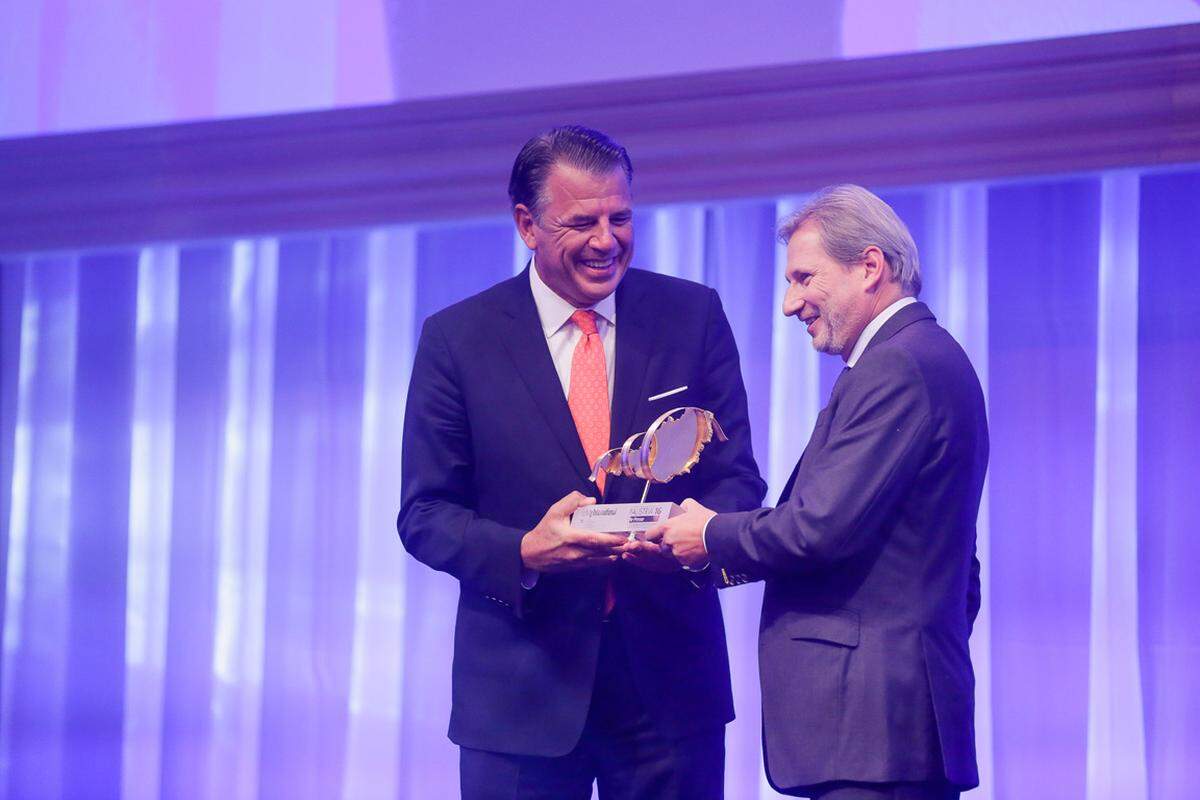 In der Kategorie Erfolg International wurde der CEO von Western Union, Hikmet Ersek, ausgezeichnet. Er erhielt den Award von EU-Kommissar Johannes Hahn.