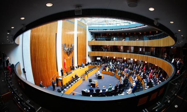 Zu Beginn der Sitzung hatte der Nationalrat in einer Trauerminute der verstorbenen ersten Kanzlerin Österreichs Brigitte Bierlein gedacht. 
