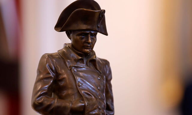 Erwiesen ist, dass Napoleon (im Bild eine Bronzestatue) an Hämorrhoiden litt. Ob er wegen Unpässlichkeit zu Waterloo falsche Entscheidungen traf, bleibt natürlich Spekulation.