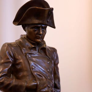 Erwiesen ist, dass Napoleon (im Bild eine Bronzestatue) an Hämorrhoiden litt. Ob er wegen Unpässlichkeit zu Waterloo falsche Entscheidungen traf, bleibt natürlich Spekulation.