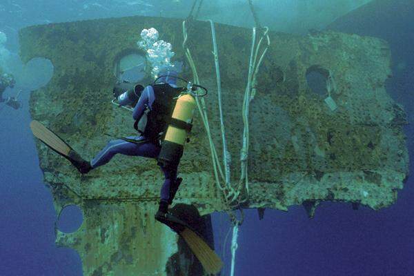 Wrack. Die Überreste der "Titanic" werden am 1. September 1985 in 3800 Meter Tiefe entdeckt - 13,5 Meilen (knapp 22 Kilometer) von der Position entfernt, die die "Titanic" bei ihren Notrufen angegeben hat. Bild: Im Jahr 1998 wird ein 17 Tonnen schweres Teil der "Titanic" geborgen.
