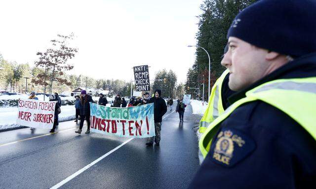 Die traditionellen Clan-Häuptlinge der Wet'suwet'en wehren sich gegen das Projekt und protestieren mit ihren Unterstützern.