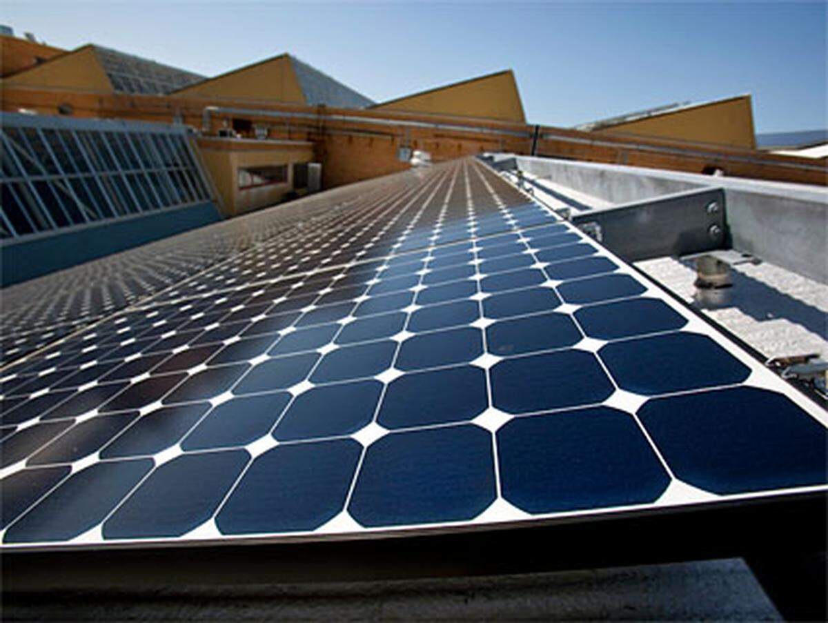 1999 kaufte BP für 45 Millionen Dollar die Fotovoltaikfirma Solarex und nannte sich "weltgrößtes Solarunternehmen".Die passende grüne Imagekampagne kostete übrigens mehr als das Vierfache.Ein wirklicher Wandel fand nie statt.