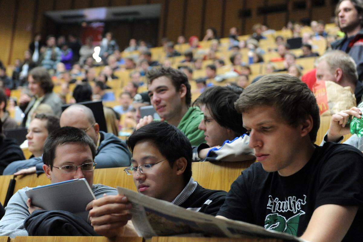 Die TU Wien hat 20 Mio. Euro Schulden. Trotzdem wird auch im kommenden Wintersemester das Studium für alle Studenten kostenlos sein: Der Senat der Uni hat den Antrag des Rektorats mit einer großen Mehrheit abgelehnt. „Aus finanzieller Sicht ist dieser Beschluss für die TU Wien außerordentlich schwierig“, kommentierte Rektorin Sabine Seidler die Abstimmung.