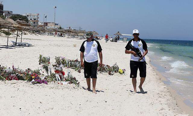 Sicherheitskräfte patroullieren am Strand von Sousse nach den Anschlägen in Tunesien.