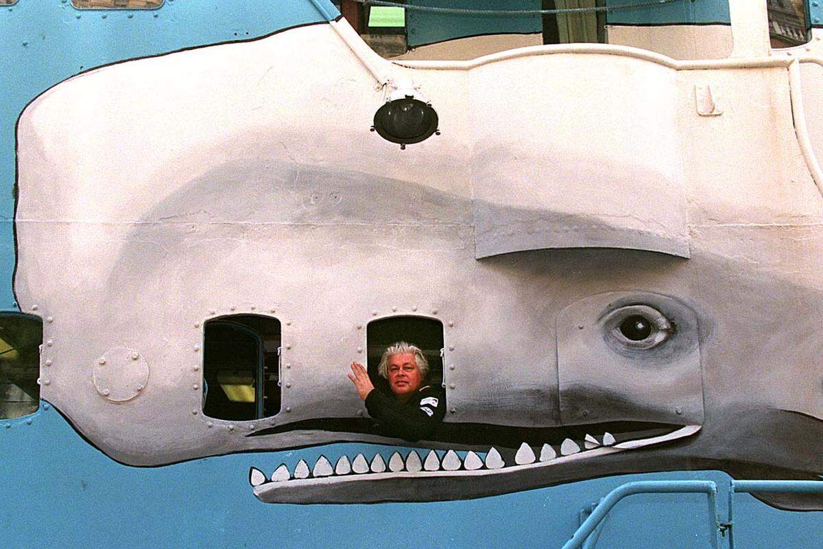 Die Sea Shepherd Conservation Society ist schon zuvor durch militante Protestaktionen aufgefallen. Ein Archivbild aus 1997 zeigt den Gründer Paul Watson an Bord des Schiffs "Sea Shepherd", kurz nachdem er ohne Einladung auf die Konferenz der Internationalen Walfangkommission IWC stürmen wollte.