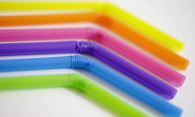 Bunte Plastikstrohhalme Berlin 14 01 2019 Berlin Deutschland *** Colorful plastic straws Berlin 1