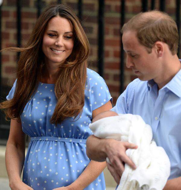 Ähnlich sah es nach der Geburt von Prinz George 2013 aus, als Kate ein gepunktetes Kleid, ebenfalls von Jenny Packham, trug.