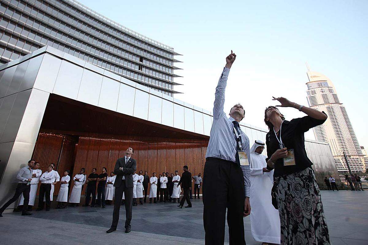 Hunderte Schaulustige haben dem Hochhauskletterer vom sicheren Boden des Dubai Mall Boulevard zugesehen.