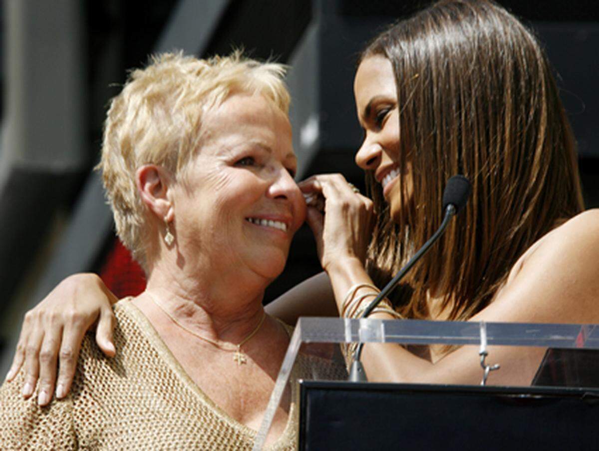 Hier tupft die Oscarpreiträgerin Halle Berry ihrer Mama Judith Ann Hawkins die Tränen aus dem Gesicht. Grund für die Rührung: ihre Tochter hat eben einen Stern am Hollywood Walk of Fame bekommen.