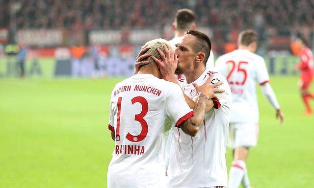 Rafinha FC Bayern Muenchen 13 bekommt einen Kuss von Franck Ribery FC Bayern Muenchen 7 nach dem