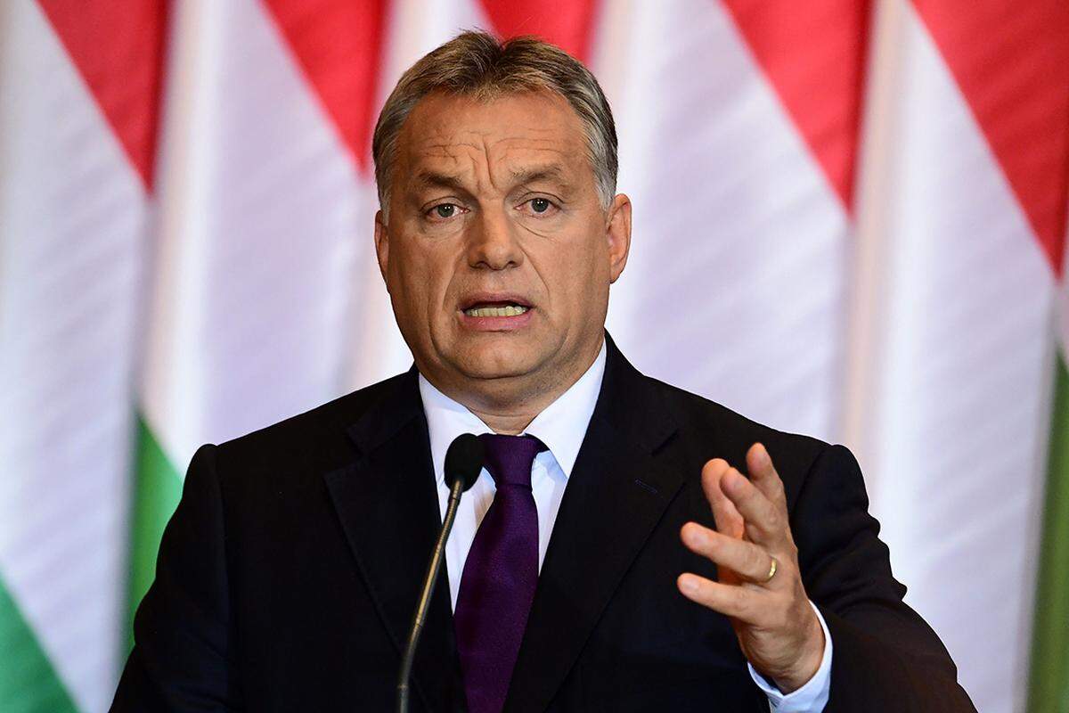 Als einer der ersten hat Mittwochfrüh der ungarische Ministerpräsident Viktor Orban Trump gratuliert. "Was für großartige Neuigkeiten. Die Demokratie lebt noch", schrieb Orban auf seiner offiziellen Facebookseite. Der ungarische Premier hatte als einer der wenigen führenden EU-Politiker im Vorfeld seine Unterstützung für Trump erklärt.  