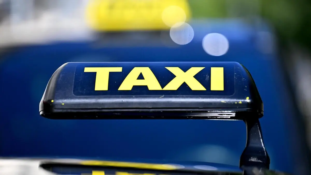Taxifahrer in Wien-Floridsdorf von Fahrgästen beraubt und geschlagen