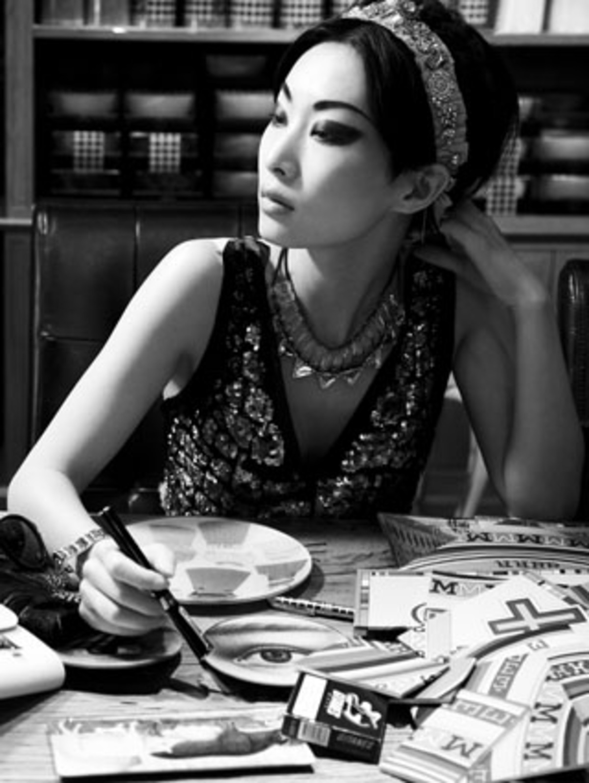 Kleid von Philip Lim, Kette als Kopfschmuck von Chengcheng, Uhr von Baume & Mercier, Füllfeder von Montblanc. Auf dem Tisch: Parfum, Geldbörse und Notebook von Hermès, Tasche von Lawless, Sonnenbrillen von Chloé bei Optik Opera, Füllfeder von Montblanc. Alle Preise auf Anfrage.