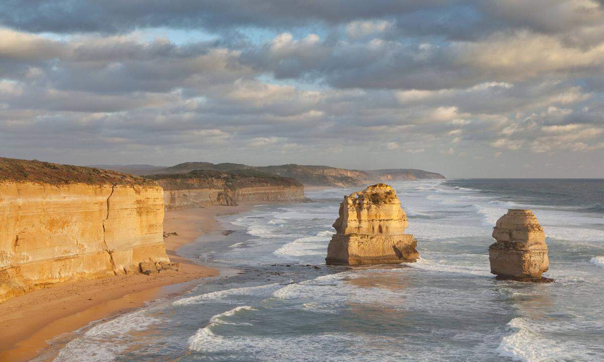 Dieses Naturwunder befindet sich direkt an der legendären Great Ocean Road in Australien. Zwölf Kalksäulen gibt es allerdings nicht mehr: Vor den Augen von Touristen kollabierte 2005 der neunte der verbliebenen Sandsteinkolosse. 