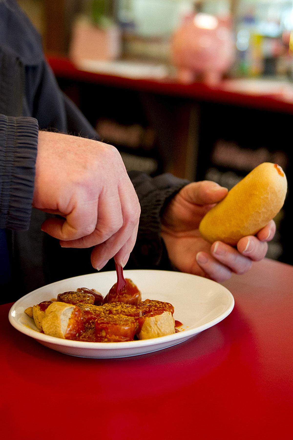 Die Currywurst-Produktion bei Volkswagen hat 2015 einmal mehr den Autoabsatz der Hausmarke abgehängt. In seiner Fleischerei am Firmensitz in Wolfsburg produzierte das Unternehmen über 7,2 Millionen Currywürste, wie die Deutsche Presse-Agentur auf Anfrage erfuhr. Das waren um fast eine Million mehr als im Jahr davor  Mit dem Anstieg des Wurst-Absatzes konnte die Pkw-Kernmarke mit dem VW-Logo auch diesmal nicht mithalten. Im Gegenteil: Der Absatz der Hausmarke sank 2015 von 6,12 Millionen auf 5,82 Millionen Autos. Die Currywürste werden bei VW in Eigenregie hergestellt. Zu kaufen gibt es sie nicht nur in den eigenen Kantinen und im Werksverkauf, sondern auch über den Einzelhandel. Auf den Verpackungen steht der Hinweis "Volkswagen Originalteil".