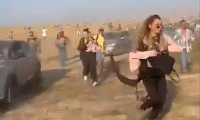 Menschen auf einem Festival fliehen während des Angriffs der Hamas in der Nähe von Reim, Israel. Ein Screenshot aus einem Social-Media-Video vom 7. Oktober.