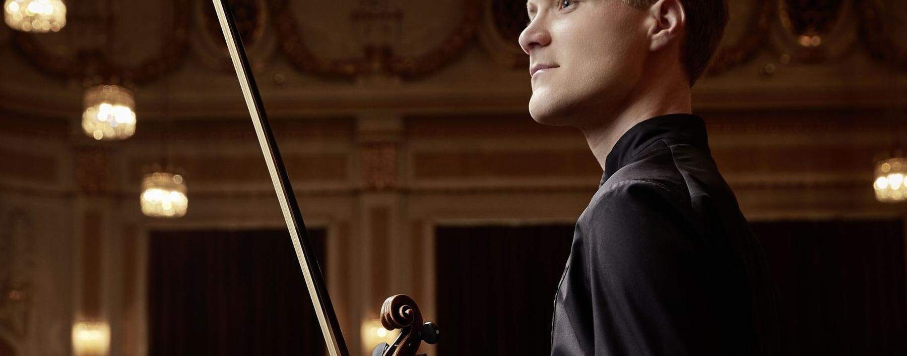 Christoph Koncz mit Mozarts Geige im Mozarteum, wo die Aufnahmen entstanden. 