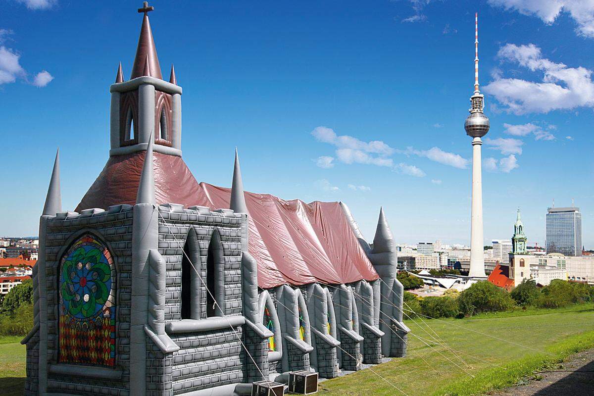 Eigens für den 14. Februar wird auf dem historischen Platz der Petrikirche, unweit des Alexanderplatzes, eine aufblasbare Kirche aufgestellt.