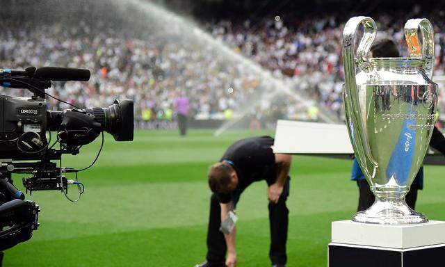 TV-Kamera und Champions-League-Pokal