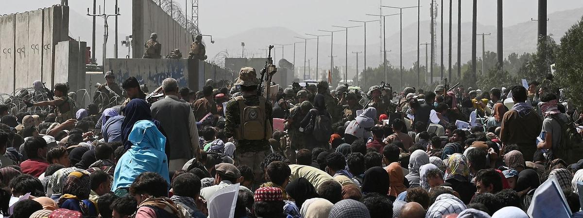 Flüchtlinge auf dem Flughafen in Kabul: Die Debatte um Afghanistan beschäftigte auch Österreichs Innenpolitik.