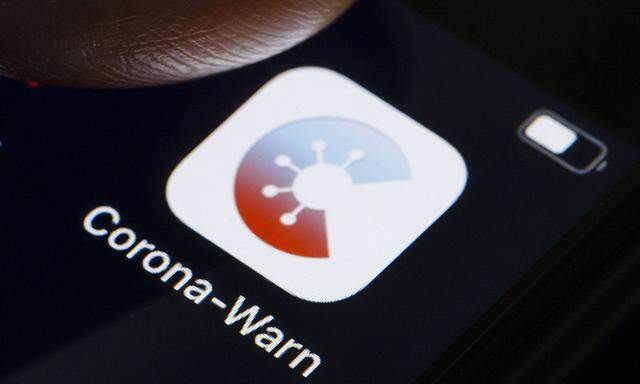 Die Corona-Warn-App wird auf dem Display eines Smartphones angezeigt. Die App soll helfen Infektionsketten des SARS-CoV