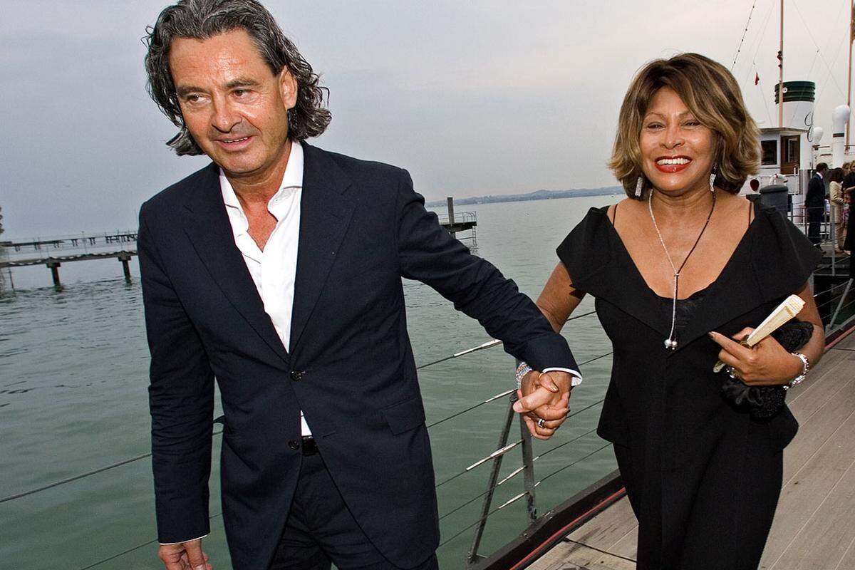 Tina Turner ist 16 Jahre älter als ihr Mann Erwin Bach. Im Sommer 2013 heirateten die beiden nach 27 Jahren Beziehung in der Schweiz.