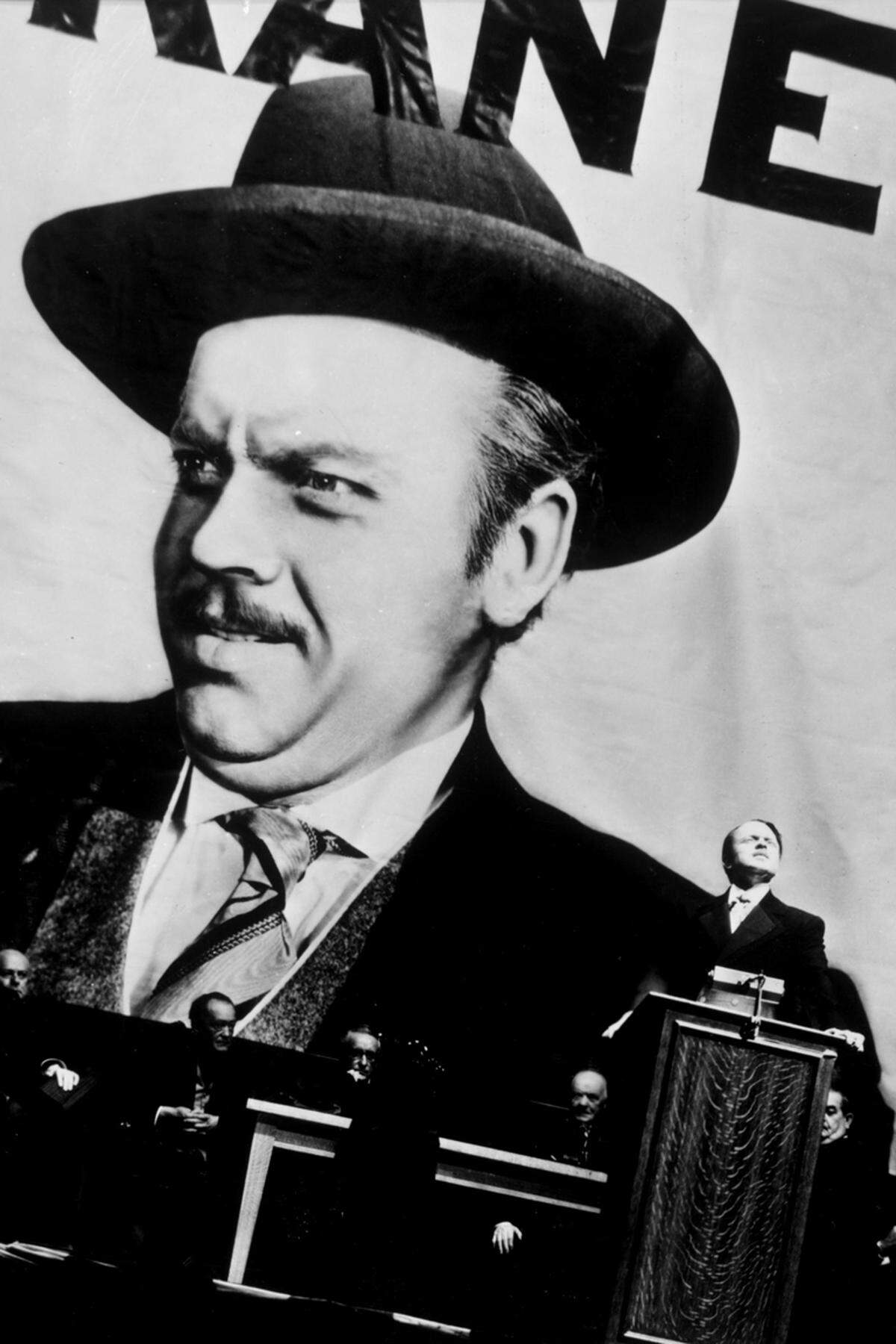 Bei dem Radio-Meisterstück war Welles gerade einmal 23 Jahre alt. Da hatte er schon eine erfolgreiche Karriere als Broadway-Produzent hinter sich. Und in Hollywood drehte er mit 26 den Film, der für viele als bester der Filmgeschichte gilt: "Citizen Kane", die Story des Medienmoguls Charles Kane, in dem leicht Zeitungszar William Hearst zu erkennen ist. Der Film floppte, die Kritik verriss ihn - damals. Und trotzdem: In den regelmäßig von Kritikern und Regisseuren gewählten Top Ten des britischen Fachjournals "Sight &amp; Sound" belegte er ein halbes Jahrhundert lang Platz 1. Erst 2012 fiel er (hinter "Vertigo") auf Platz zwei "zurück". Und Welles, der auch die Hauptrolle spielte, wurde mehrfach zum "größten Regisseur aller Zeiten" gewählt, etwa 2002 vom British Film Institute.