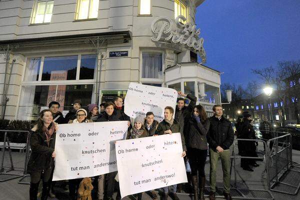 Die Chefin des Ringstraßen-Lokals, Christl Sedlar, hatte sich tags zuvor für den Lokalverweis entschuldigt. "Meine Reaktion war überzogen", teilte sie in einer Aussendung mit.Im Bild: Einige wenige hatten sich auch mit dem Prückel solidarisiert.