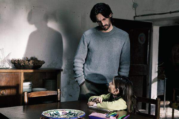 Spanien, Regie: Antonio Chavarrías Nach dem Selbstmord ihres Vaters nehmen Daniel und Laura das Mädchen Julia auf. Daniel kannte den Vater des Kindes und er verfällt langsam in die gleiche Besessenheit wie dessen leiblicher Vater. Thriller.