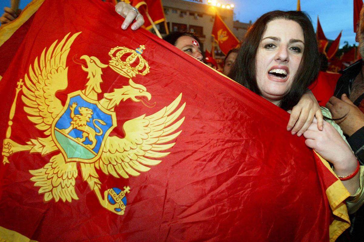 In einer Volksabstimmung stimmen 55 Prozent der Montenegriner für die Eigenständigkeit ihres Landes. Damit erlangte die sechste und letzte ex-jugoslawische Republik ihre Unabhängigkeit.