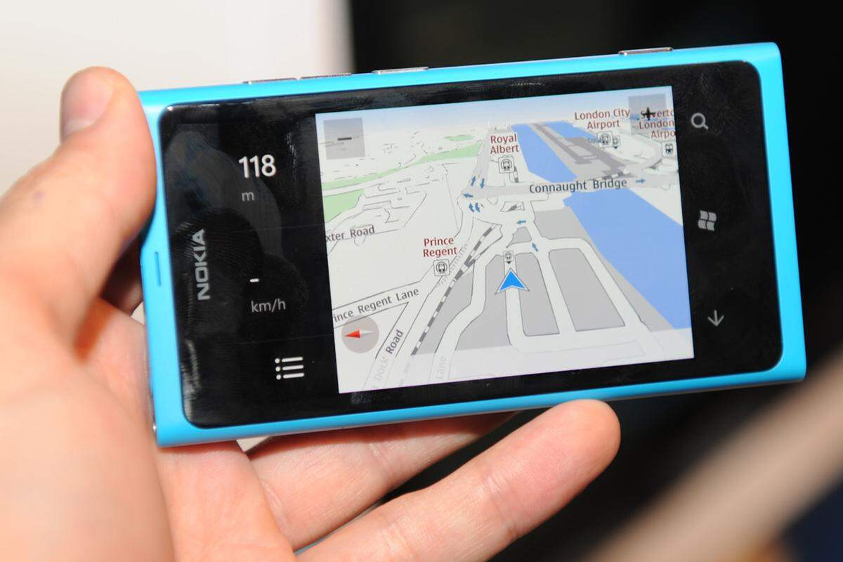 Nokia will sich durch drei Elemente von der Windows-Phone-Konkurrenz abgrenzen. Eine davon, eine exklusive Sport-Anwendung in Partnerschaft mit ESPN, stand noch nicht zur Verfügung. Zum Ausprobieren gab es dafür aber die kostenlose Offline-Navigationslösung "Drive". Sie bietet sprachunterstützte Streckenführung für zahlreiche Länder. Die Karten können kostenlos auf das Gerät heruntergeladen werden.