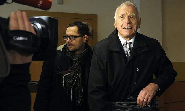 Johann Rzeszut mit seinem Anwalt Norbert Wess (links hinten) im Straflandesgericht Wien