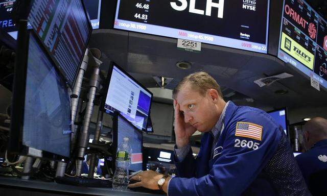 WIRTSCHAFT Haendler in New Yorker Boerse A trader works on the floor of the NYSE with the Dow Jones In