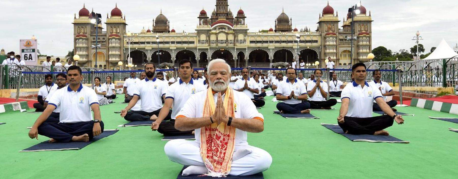 Neue Identitäten und alte Traditionen: Der indische Regierungschef Narendra Modi liebt Yoga, auch aus politischen Gründen. 