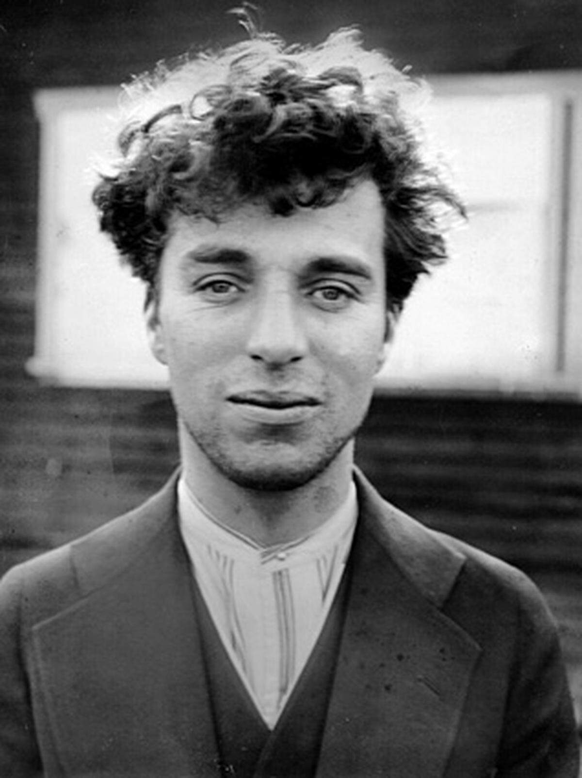 Charles Spencer Chaplin wurde im London des Jahres 1889 ins Schaugewerbe geboren. Seine Eltern traten in der Music Hall auf, der kleine Charlie bald mit ihnen. Seine erste Berufung und auch die Basis seiner Kinokunst ist die Pantomime.  Im Bild: Charles Chaplin, 1920 