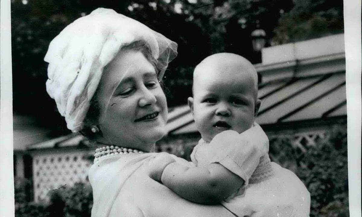Prinz Andrew war ein richtiger Wonneproppen. Großmutter Queen Mum war 1960 sichtlich stolz auf den familiären Neuzugang. Harrys Stiefmutter Herzogin Camilla und Meghans Mutter Doria Ragland dürfte es bald ähnlich gehen.