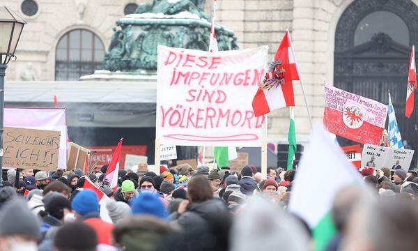 Das Bild entstand am Heldenplatz bei der jüngsten großen Anti-Corona-Demo in Wien am 11. Dezember 2021. 
