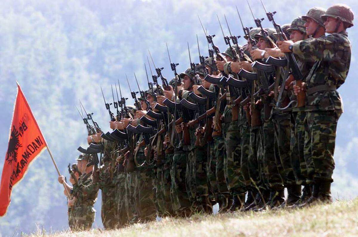 Die albanische Untergrundorganisation "Befreiungsarmee des Kosovo" (UÇK) tritt erstmals in Erscheinung. Die Kämpfe zwischen UÇK-Rebellen und serbischen Sicherheitskräften intensivieren sich.