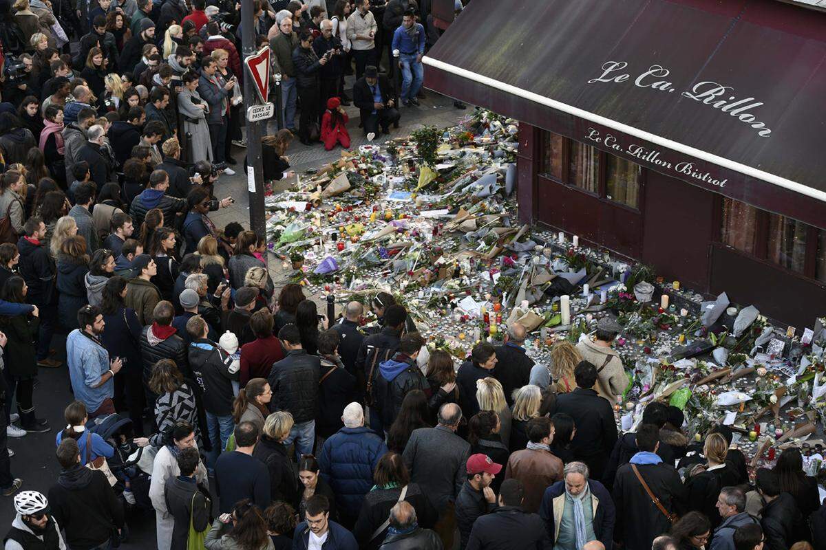 Paris trauert. Vor dem Restaurant "Le carillon" kamen bei den Terroranschlägen mehrere Menschen ums Leben. Zwei Tage später kommen Hunderte Menschen zu den Anschlagsorten, um ihre Solidarität mit den Opfern auszudrücken.