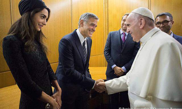 Papst Franziskus traf auf Amal und George Clooney.