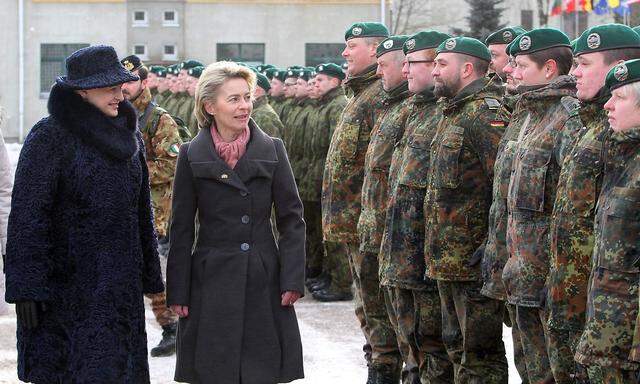 Die NATO-Truppen in Litauen stehen unter deutscher Führung - im Bild von links: Grybauskaite mit von der Leyen.